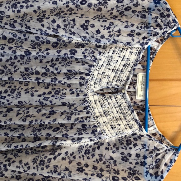 Adorable Sheer Abercrombie Blouse - Picture 3 of 5